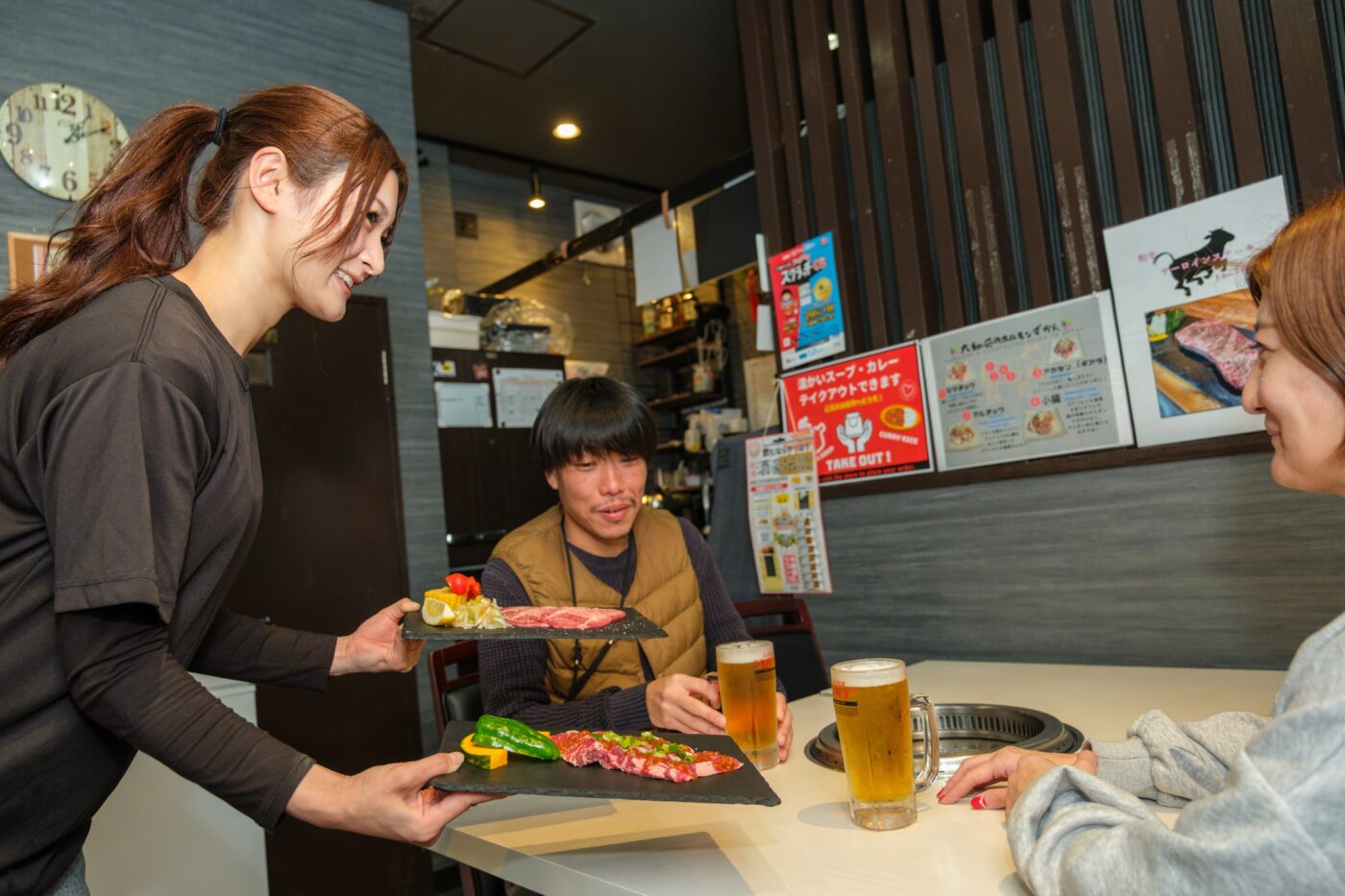 言葉や文化が違っても、焼肉を囲む時間は自然と笑顔に…