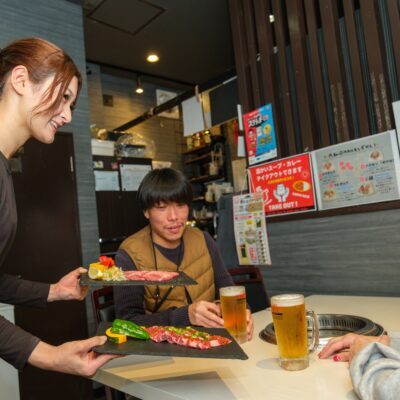 言葉や文化が違っても、焼肉を囲む…